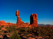 在阳光明媚的日子里，拱门国家公园的平衡岩景观壮丽