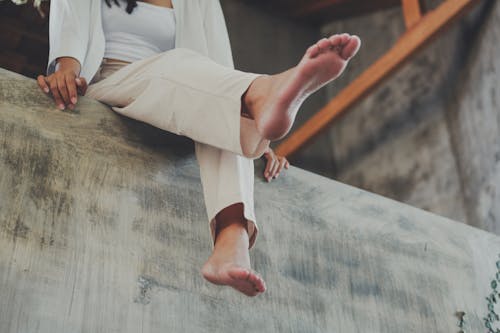 Foto profissional grátis de calça branca, dedos, descalço