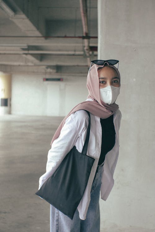 Ilmainen kuvapankkikuva tunnisteilla hijab, kasvonaamio, laukku