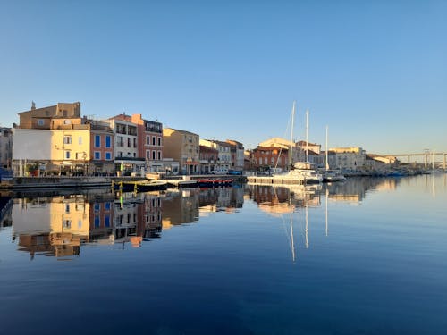 Kostenloses Stock Foto zu architektur, blauen himmel, boote