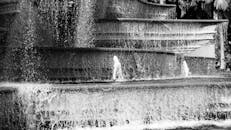 迪拜瀑布喷泉的黑白图像，优雅动人