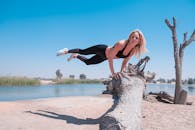 一位运动员在迪拜宁静的沙漠湖边练习瑜伽的户外平衡姿势