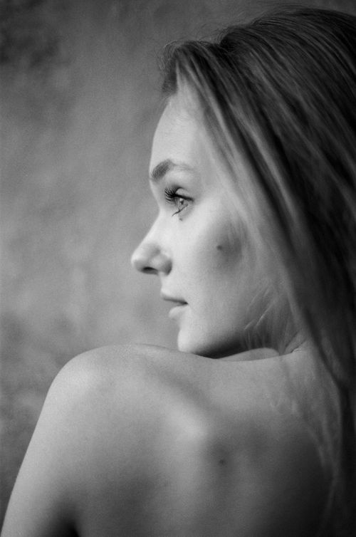 Free Artistic black and white portrait of a woman looking away, captured in profile view. Stock Photo