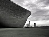 多云的天空下，现代建筑引人注目，以天际线为背景