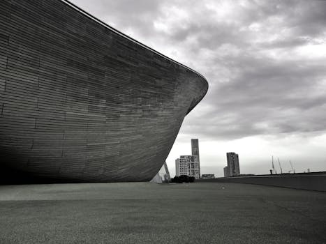 多云的天空下，现代建筑引人注目，以天际线为背景
