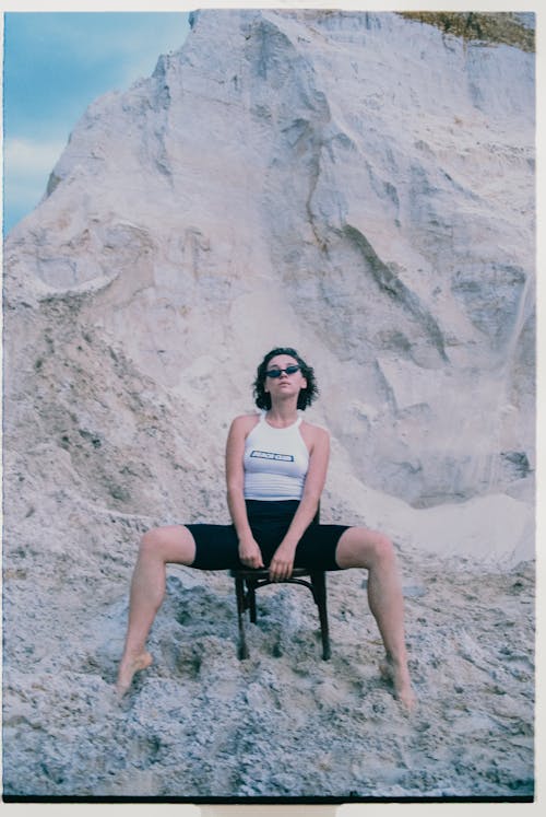 Kostnadsfri bild av klippformation, kvinna, pose