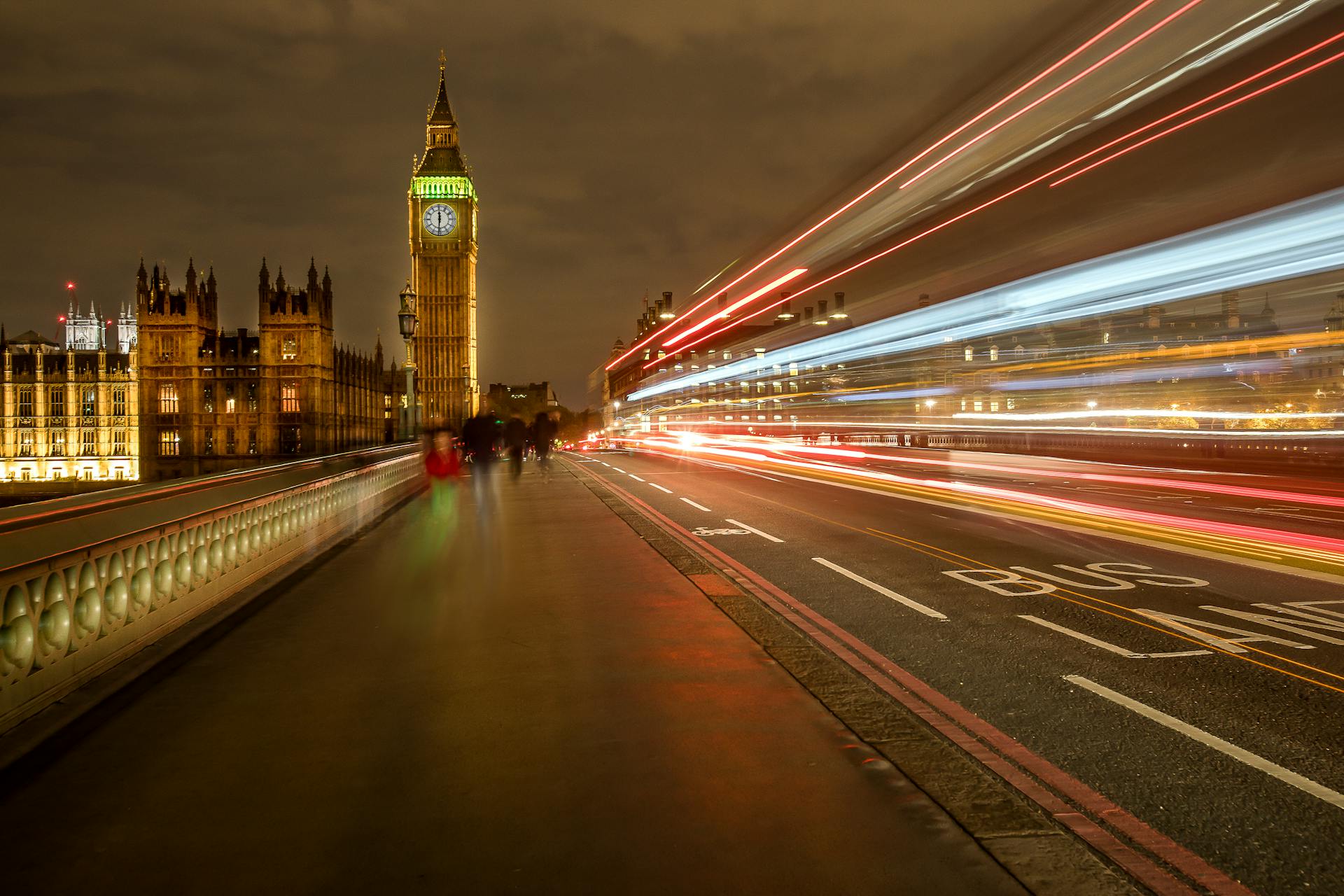 Natttrafik på Westminster Bridge och Elizabeth Tower i London, Storbritannien