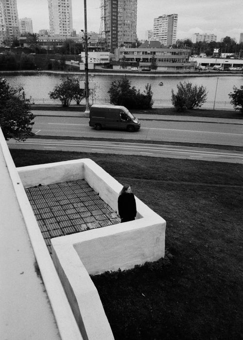 Free A high-angle view of an urban area with buildings, road, river, and person in black and white tone. Stock Photo