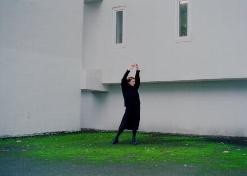 Bezpłatne Darmowe zdjęcie z galerii z betonowa ściana, buty, czarna spódnica Zdjęcie z galerii