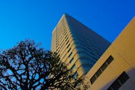 现代摩天大楼的低角度视图，背景清晰