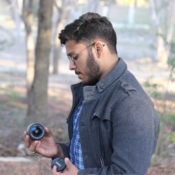 メガネ少年 少年チェックレンズ 森の中の少年の無料の写真素材