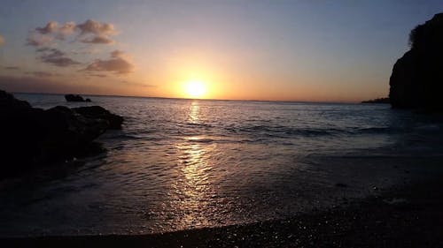 Onde Che Si Infrangono Sulla Riva Durante Il Tramonto