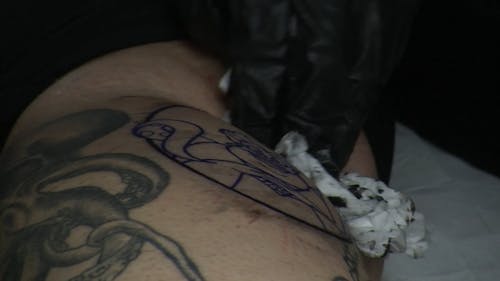 Close Up De Vídeo De Homem Fazendo Tatuagem De Ursula