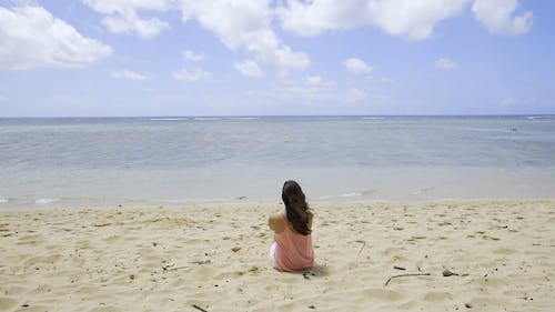 Menina Sentada Na Praia