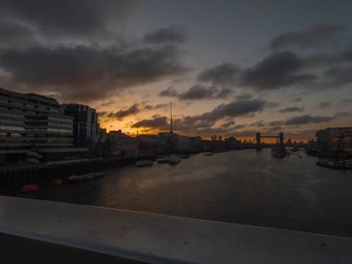日落和倫敦橋的延時鏡頭