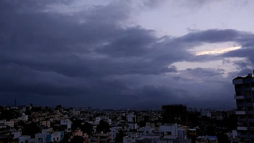 都市上の雲のタイムラプス