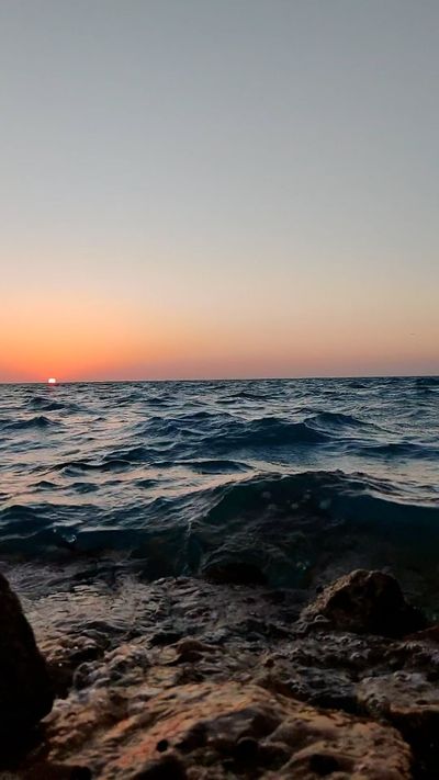 Raziuddin Farooqi's ocean waves sunset video