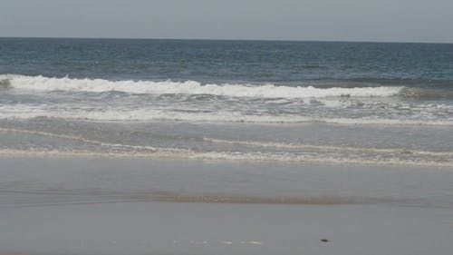 Vagues Se Brisant Sur Le Bord De Mer