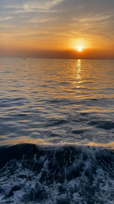 Kenan Turguç's ocean waves sunset video