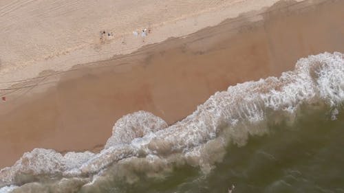 波の航空写真
