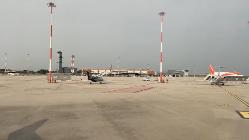 Aircraft Taxing to Runway