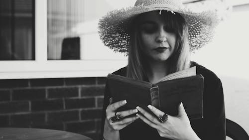 Vrouw Die Een Boek Leest