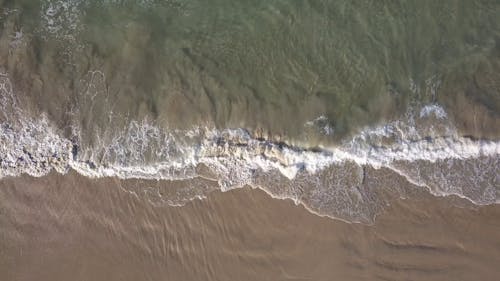 海浪沖到岸邊