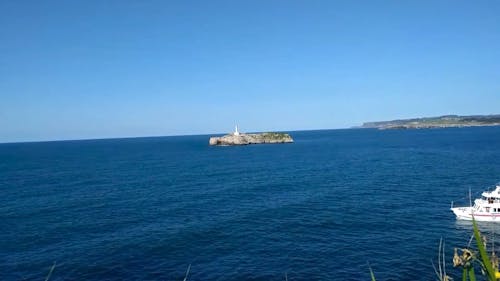 Navire De Croisière à Travers La Mer