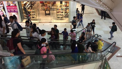 Люди на эскалаторах торгового центра