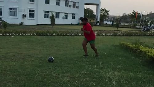 Homem Chutando Uma Bola De Futebol