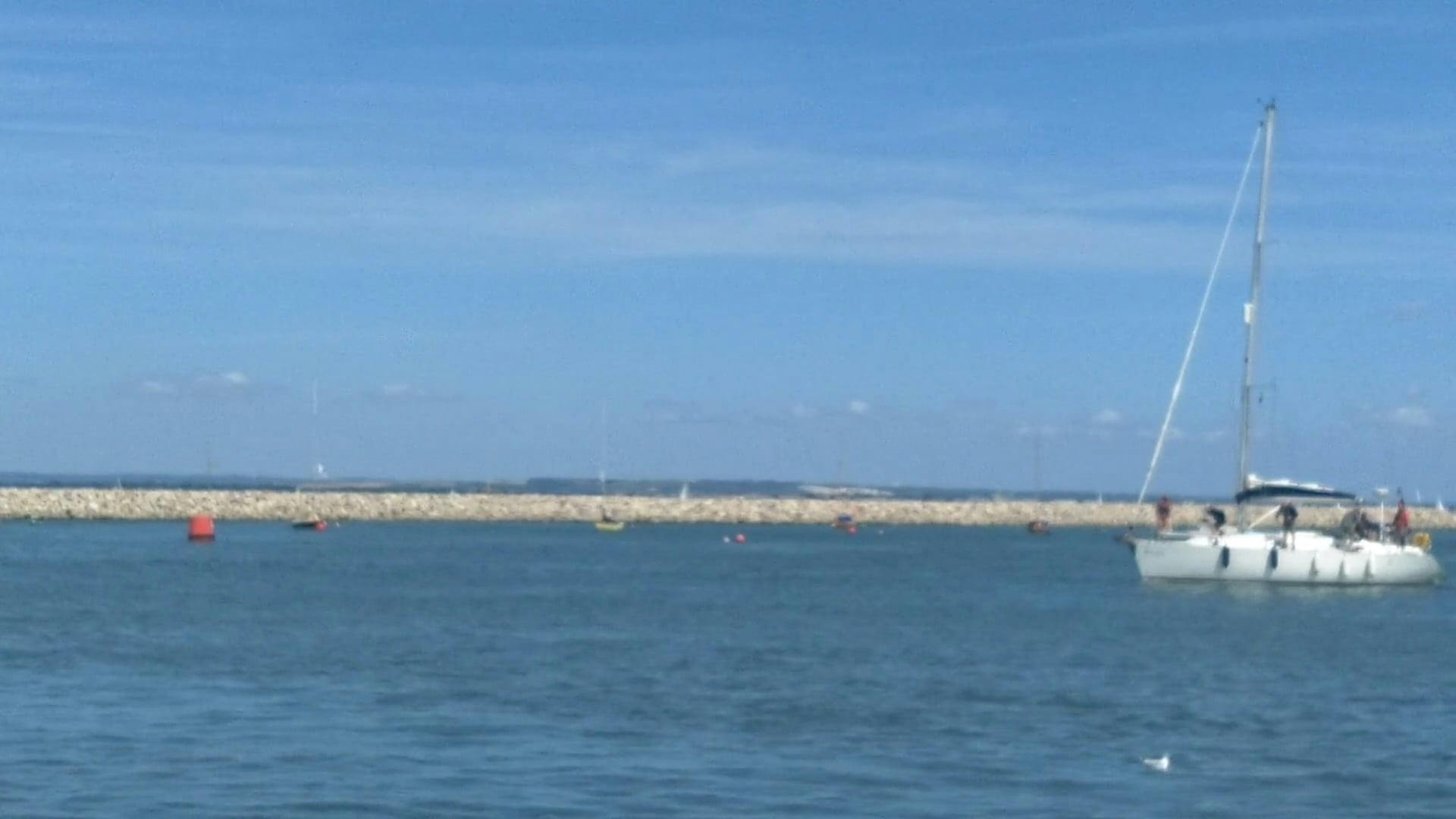 Un Bateau De Peche A La Voile Videos Gratuites