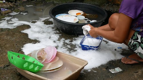 women washing dishes