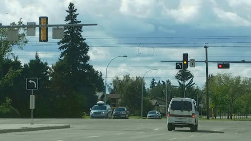 Dirigindo Na Cidade Em Um Dia Comum