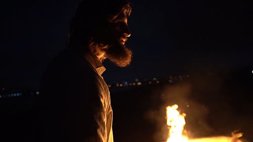 Homem Fazendo Rituais Na Frente De Uma Fogueira