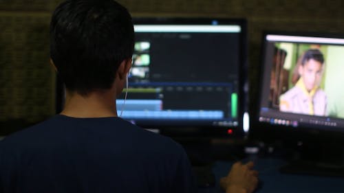 Orang Mengedit Beberapa Video