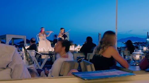 Timelapse at an outdoors restaurant with live music show