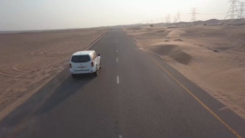 Carro Dirigindo Pela Estrada Do Deserto