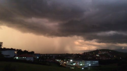 烏雲籠罩著這座城市的雨