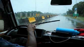 雨天开车视频素材免费下载视频素材