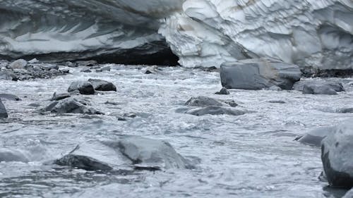 澄んだ水で流れる川