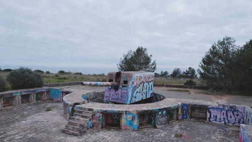 RAC 2 Bateria de Parede, Lisboa, Portugal. Old artillery with graffities next to ocean