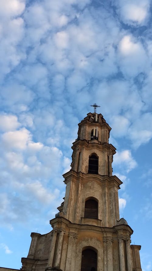 Tiro De Baixo ângulo Da Igreja