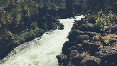 Rapides De Rivière à Débit Rapide