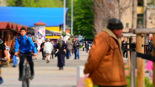 Une Rue Animée Par Une Journée Ensoleillée