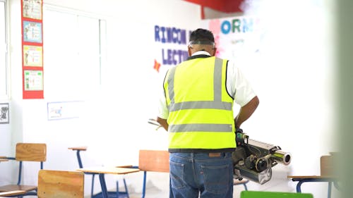 FUMIGADORA PROFESIONAL SERVICIO DE LIMPIEZA HOMBRE TRABAJANDO