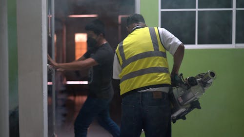 FUMIGADORA PROFESIONAL SERVICIO DE LIMPIEZA HOMBRE TRABAJANDO