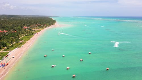 Vista de um drone da praia paradisíaca