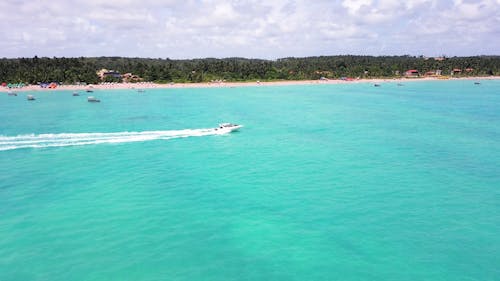 Pessoas passeando na lancha perto da praia