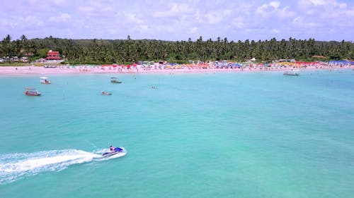 Vista aérea da praia por um drone