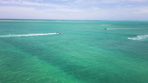 Pessoas no barco navegando na praia